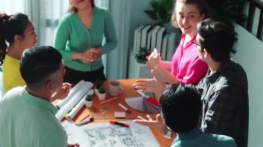 Yetenekli iş adamlarının el sıkışması ve sözleşme yapması. Birlikte çalışan mimar mühendisinin hava görüşü ve planlar ve notlarla masada proje veya plan yapmak. Sempozyum.