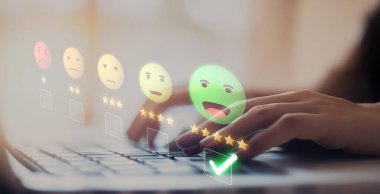 İş adamı müşteri memnuniyet değerlendirmesi verilerini analiz eder ve hizmet kalitesini artırmaya çalışır. Müşteri memnuniyeti ve sadakatini arttırmak için koz değerlendirmeleri. EIDE