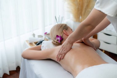 Kafkasyalı kadın müşteri stres önleyici spa masajının keyfini çıkarıyor ve lüks otel ya da oteldeki gündüz açık ortam güzellik salonunda güzellik teniyle eğleniyor. Sessiz.