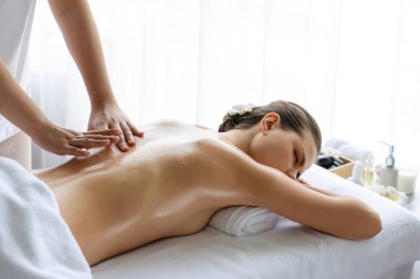 Kafkasyalı kadın müşteri stres önleyici spa masajının keyfini çıkarıyor ve lüks otel ya da oteldeki gündüz açık ortam güzellik salonunda güzellik teniyle eğleniyor. Sessiz.