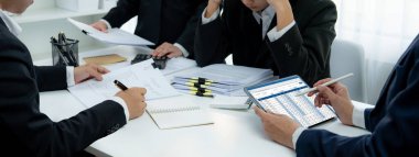 Şirket muhasebeci takımı, mali verilere dayanarak vergi iadelerini hesaplamak ve azami düzeyde tutmak ve finansal performansı artırmak için tablet üzerinde muhasebe yazılımı kullanır. Modern iş muhasebe konsepti. Kurnaz.