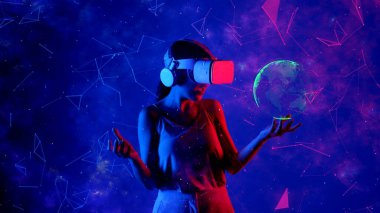 VR 'da gülümseyen kadın yeşil dünyayı kucaklayarak meta-mavi neon dijital evrene bakıyor sanal uzay fantastik keşif nebulası meta-dünya üzerinde küresel dönüyor. Halüsinasyon.