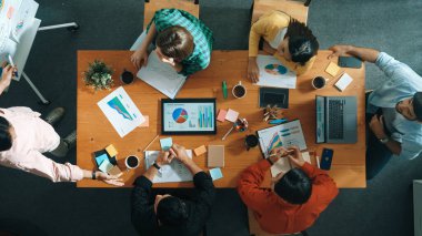 Akıllı proje yöneticisinin üst görüşü, yatırımcı toplantı odasını dinlerken iş adamını pazarlama fikrinden bahsetmeye davet ediyor. Erkek işçi pazarlama planını almaya ve açıklamaya başladı. Cemaat.