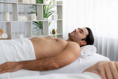 Kafkas çift müşterisi stres önleyici spa masajının keyfini çıkarıyor ve lüks otel veya oteldeki gündüz açık hava ortamında güzellik teniyle eğleniyor. Sessiz.