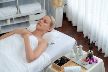 Kafkasyalı kadın müşteri stres önleyici spa masajının keyfini çıkarıyor ve lüks otel ya da oteldeki gündüz açık ortam güzellik salonunda güzellik teniyle eğleniyor. Sessiz.