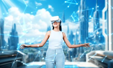 Kadın standı beyaz VR kulaklık takıyor ve beyaz kolsuz bağlantı metaverse, gelecekteki teknoloji siber uzay topluluğu yaratıyor. Etrafına bakıyor ve meta 'da fantezi inşa etmekten zevk alıyor. Halüsinasyon.