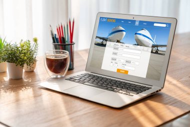 Online uçuş rezervasyon sitesi mod rezervasyon sistemi sağlar. Seyahat teknolojisi kavramı .