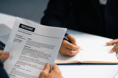 İnsan Kaynakları Müdürü sorgu odasında çalışan bir adayın özgeçmişine bakıyor. İş başvurusu, işe alım ve işçi alma konsepti. uds