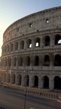 Roma Kolezyumu ve İtalya 'nın kalabalık caddesi. Kolezyum, Antik Roma döneminde şehir merkezinde inşa edildi. İtalya 'nın en popüler turistik merkezlerinden biridir. .