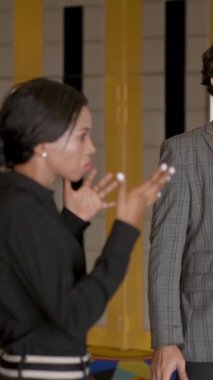 Takım elbiseli bir adam robot gibi dans ediyor ve gece kulübünde kadınları sinir ediyor..