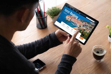 Çevrimiçi otel konaklama rezervasyon sitesi mod rezervasyon sistemi sağlar. Seyahat teknolojisi kavramı .