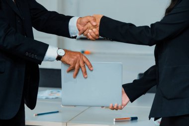 Genç işkadını çalışanı başarılı bir şekilde bitirilen proje dosyasını ofisteki üst düzey yöneticiye teslim etti. İş projesinin tamamlanması kavramı. uds