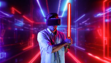 Lazer kılıcı tutan ve VR gözlük takan oyuncu. Beyaz adam, neon şatonun etrafında dikilirken görsel gerçeklik kulaklığı kullanıyor. Yenilik teknolojisi. Sapma.