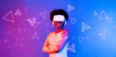 VR gözlüklü Afrikalı kız mavi ve pembe arka planda duruyor ve yüzen geometrik şekle bakıyor. Heyecanlı insan görsel gerçeklik dünyasına giriyor. Teknoloji yeniliği. Yaratıcılık.
