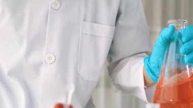 Bilimsel uzmanlığa, laboratuvar ekipmanlarına ve yenilikçi tıbbi biyoteknoloji yazılımına sahip laboratuvar sağlık araştırma ekibi yeni ilaçlar araştırıyor, tedavi geliştiriyor. Ağır çekim. Katı.