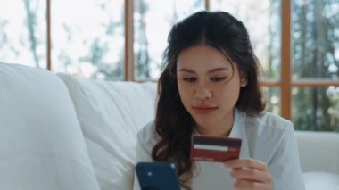 Kadın alışverişi ya da internet pazarında online ödeme modern yaşam tarzı için satılık eşyalar arıyor ve canlı siber güvenlik yazılımı tarafından korunan cüzdandan çevrimiçi ödeme için kredi kartı kullanıyor