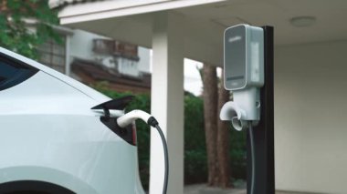 Elektrikli taşıt teknolojisi konut alanı ya da EV akü şarjı için ev şarj istasyonu olarak kullanılır. Gelecekteki çevre için temiz ve sürdürülebilir enerji ile çevre dostu ulaşım. Titiz
