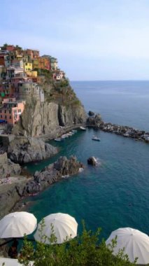 Manarola Köyü, İtalya 'nın Cinque Terre Sahili. Manarola, İtalya 'nın kuzeyindeki Liguria eyaletinin La Spezia eyaletine bağlı küçük bir kasabadır..