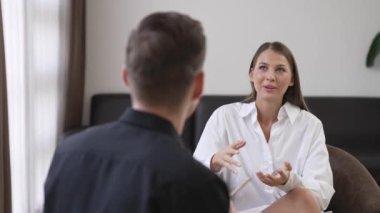 Psikolojik konsültasyon zihinsel problemde iyileşme kaydediyor, genç hasta terapi seansında, psikiyatrist de akıl hastalıkları konusunda tanı koyuyor. Zihinsel tedavi seansı. Düzenle