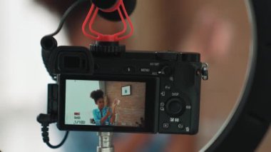 Kamera görüntüsü, kadın nüfuzlu kaydedici canlı yayın video görüntüsü, makyaj, sosyal medya ya da blog. Çevrimiçi pazarlama yayını için kozmetik stüdyo ışıklandırması olan kız.