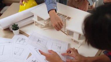 Müşteri denetimi ile yavaş çekim iç mimar taslağı hazırlamak ve ev dekorasyonunu müşteri talebine göre düzenlemek. Mimari müşteri hizmetleri. Filizlenen