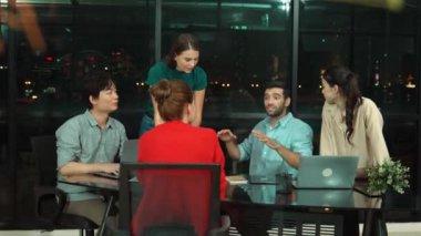Ofiste yeni bir iş kurma projesi hakkında yetenekli bir takım tartışması. Bir grup iş adamı gece ofisinde gökdelenle konuşuyor, anlatıyor, paylaşıyor, pazarlama fikrini tartışıyor. İzleme