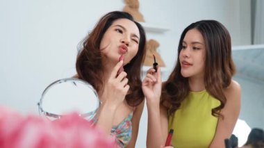 Etkilenen iki ortak canlı yayın yapan video görüntülerini sosyal medya ya da blog üzerinden gözden geçirir. Canlı kozmetik stüdyosu ışıklandırması olan mutlu genç bir kız pazarlama için internet üzerinden yayın yapıyor..