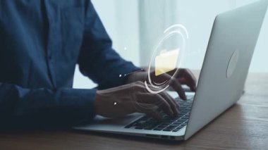 Verimli çalışma süreçleri için çevrimiçi belge dizinlerini yöneten iş adamı. Tüm önemli çevrimiçi belgelerinize kolayca güvenli ve hızlı bir şekilde erişim sağlayın. Kullanıcı Kimliği