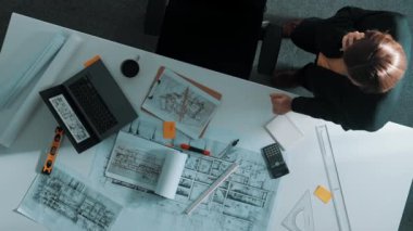 İnşaat mühendisinin hesap makinesini tutarken ve toplantı odasında durarak müdürle konuşmasının en üst görüntüsü. Hava görüntüsü mimarı arıyor ve bina yapısından bahsediyor. Hizalama.