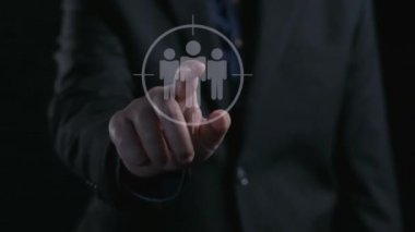 İş adamı müşteri hedef gruplarını belirlemek için verileri analiz eder, pazarlama stratejilerini rafine eder. Her hedef grubun özel ihtiyaçlarını karşılamak için iletiler gönderiliyor. Kullanıcı Kimliği