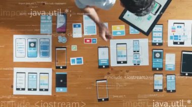 İş adamının Ux Ui tasarımı gibi görünen kodlama mühendisliği hologramıyla tepeden tırnağa bakış açısı. Yazılım geliştiricisinin hava görüntüsü toplantı masasında kablo prototipi dağılımını kontrol ediyor. Cemaat.