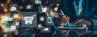 İş adamı çok kanallı stratejileri entegre ediyor, çevrimiçi alışveriş ve pazarlama erişimini artırıyor. Birbirine bağlı marka deneyimleri yaratmak için çok kanallı pazarlamanın gücünü keşfedin. EIDE