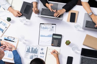 Üst düzey analist ekibi toplantı odasındaki mali verileri analiz etmek için BI Fintech 'i kullanıyor. İş anlayışı ve stratejik pazarlama planlaması için kağıt üzerinde analitik BI gösterge paneli. Tedbirli