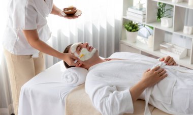 Kaplıca salonunun sakin atmosferi, insan müşterisi modern gün ışığında lüks yüz kremi masajıyla kendini yenileme zevkine kapılıyor. Yüz bakımı ve güzellik konsepti. Sessiz.