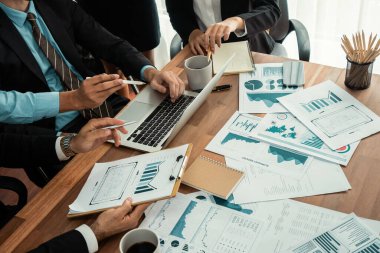 Ofis masasındaki finansal veri raporlarını analiz eden çeşitli bir grup iş analisti. Stratejik pazarlama planlaması için iş istihbarat analizine göre grafikler ve grafikler.