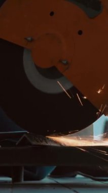 Profesyonel tamirci çelik metali dönen elmas kesici ile kesiyor. Çelik endüstrisi ve atölye konsepti.