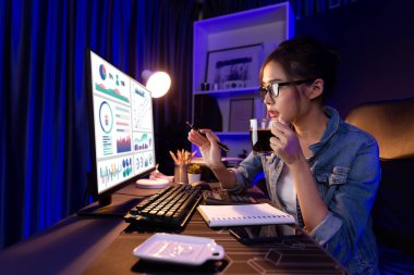 Sunucu kanalı Asyalı etkileyicisi, sosyal medyada kulaklık takarak iş grafikleri ekranında dinleyicileri selamlıyor ve Neon Modern Stüdyoları 'nda internet üzerinden koçluk yapıyor. Taktik.