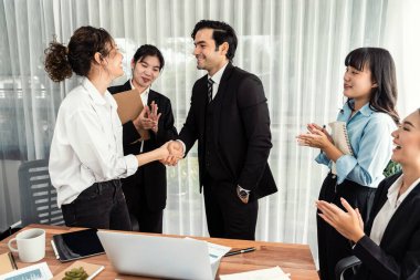 Bir grup iş adamı başarılı bir iş anlaşması toplantısı yaptıktan sonra el sıkıştı. Çeşitli yarış bürosu çalışanları şirket ofisinde pazarlama planlamasında ilerleme kaydettikten sonra kutlama yapıyorlar. Çok titiz.