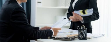 Kurumsal muhasebeci ekibi vergi iadelerini hesaplamak ve en yüksek seviyeye çıkarmak için hesap makinesi kullanır ve finansal veri raporuna dayanarak finansal performansı artırır. Panorama 'daki modern muhasebe. Kurnaz.