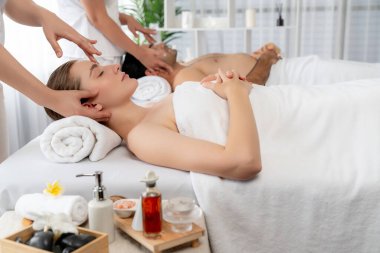 Kafkasyalı çift stres önleyici kafa masajının keyfini çıkarıyor ve lüks otellerde ya da otel spa salonlarında gündüz kaplıcalarında yüz güzelliği eğlencelerini şımartıyor. Sessiz.
