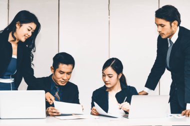 Grup toplantısındaki iş adamları iş arkadaşlarıyla ofiste çalışıyorlar. Şirket iş yeri konsepti. uds