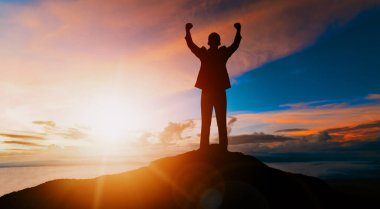 Başarı ve İş Hedefi Başarı Konsepti - İkonik grafik arayüzü olan yaratıcı iş adamları, iş başarısı için çalışan ödülünü gösteriyor. uds