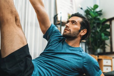 Atletik vücut ve aktif sporcu, sağlıklı vücut çalışma yaşam tarzı konsepti olarak neşeli ev egzersizlerinde kas kazanma egzersizi yapmak için mobilyaları kullanıyor..