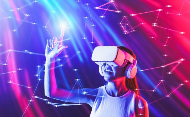 Meta-meta 'da siber punk stilinde ayakta duran zeki kadın metaevrene bağlı VR kulaklık takıyor, gelecekteki siber uzay topluluğu teknolojisi, parmaklarını sanal nesneye dokunduran zarif bir kadın. Halüsinasyon.