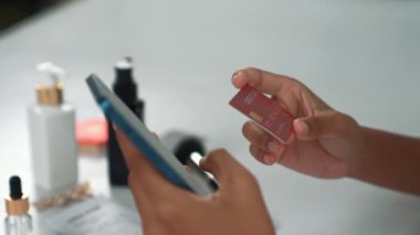 İnternet pazarından alışveriş yapan kadın modern yaşam tarzı için satış malzemeleri arıyor ve önemli siber güvenlik yazılımları tarafından korunan cüzdandan çevrimiçi ödeme için kredi kartı kullanıyor