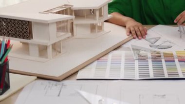 Müşteri denetimi ve iç mimar tarafından denetlenen iç mimar tasarım tasarısı ev düzenini müşteri talebine göre çiziyor. Mimari müşteri hizmetleri. Değiştirilmiş