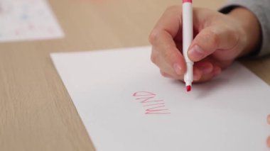 Yavaş çekim kapanış çalışanı stratejik pazarlama planı yapıyor ve toplantı odasındaki ofis masasına renkli yapışkan notlarla zihin haritası yapıyor. Değiştirilmiş