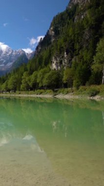 İtalya 'daki Dolomitler Dağı güneşli bir günde göl suyuna yansıyan güzel gökyüzü görüntüsüyle. Doğu Dolomitler, Kuzey İtalya 'daki Landro di Landro Durrensee Gölü' nde vuruldu..