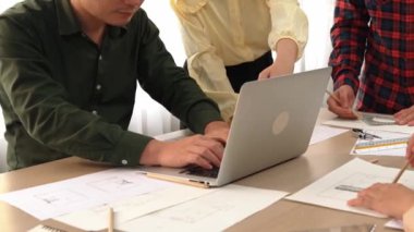 Masada dizüstü bilgisayarda ayrıntılı tasarım görüntüsünü izleyen mimar ve güvenlik mühendisi, diğer bir tasarımcı yazım planı modern ofiste doğruluk için ölçüm aracı kullanıyor. - Yakın çekim. Tanımlama.