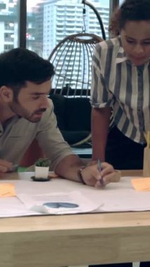 Yaratıcı iş adamları modern işyerindeki ofis masasında sohbet ediyorlar. Şirket uluslararası iş kavramı.